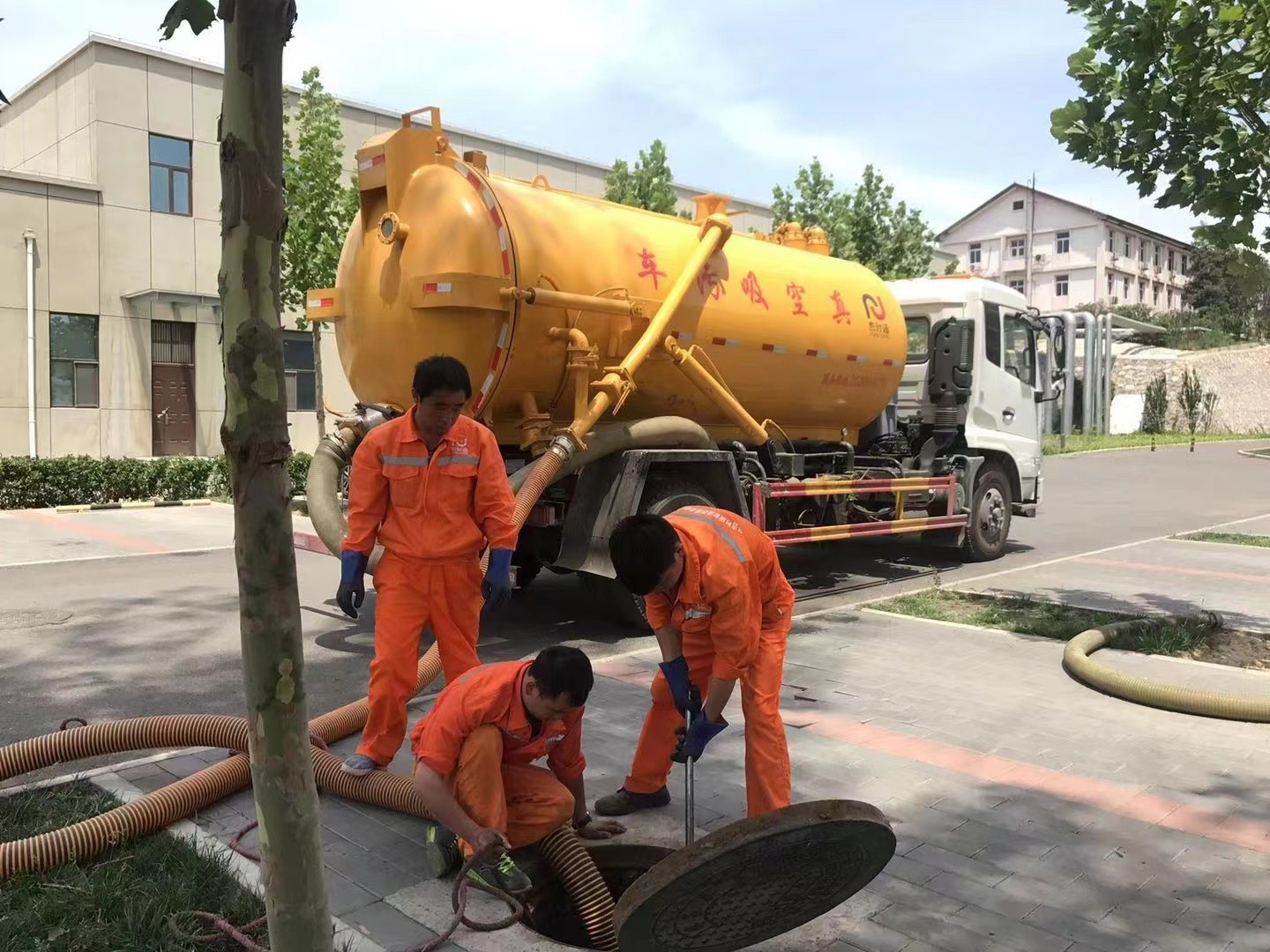 渭南管道疏通车停在窨井附近