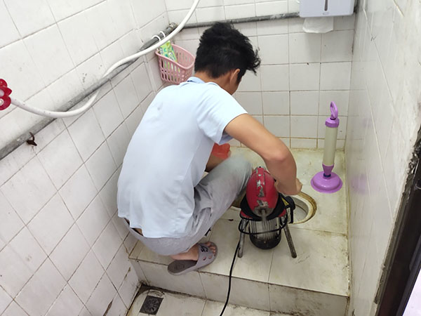 渭南管道堵塞冒臭气 专业师傅现场解决问题